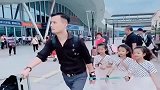 爸爸上辈子欠多少情债，才生下三个小情人，一牵就是三个太羡慕了