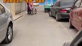 小道上两车狭路相逢，女司机凭实力击退对面车