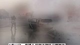 今早宁夏银川街头一辆SUV行驶中自燃！火势较猛，火被扑灭时车已烧成这样……
