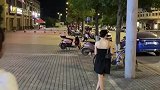 女子误把路人看成朋友