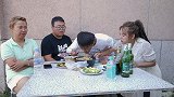 邻居两口子总来家里蹭饭，聪明媳妇只用一招，可把邻居害惨了