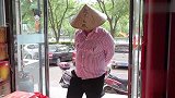 神经病小伙超市一连5次问价，没想是为了算数学题，结局太逗了