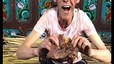 大爷吃大块的马肉，啃得真香