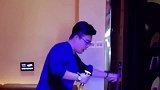 无所不能的外卖小哥，一首歌，让人服务员都感动流泪！