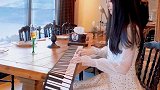 小姐姐坐在凳子上优雅的弹钢琴，很有气质