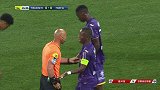 多余动作掀翻姆巴佩 主队巨人中场被判黄牌