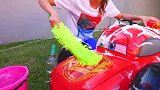 萌娃小可爱把心爱的玩具车洗的干干净净，小家伙真是棒棒哒！