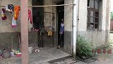 姐姐把房子卖掉所有钱全给弟弟，自己无家可去，五年后弟弟回来了