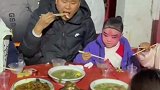 师父和徒弟一起吃饭，给孩子夹菜