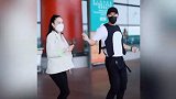 钟丽缇机场教大叔跳无价之姐，张伦硕陪跳好般配，顶级富婆太飒了