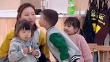 萌娃热情向老师索吻瞬间，不小心把老师扑倒在地