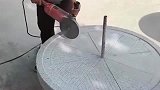 这就是手艺人的日常工作，每一件作品都经过精雕细琢，让人佩服！