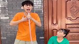 帅哥拿水管唱歌，不料却被亲妈教训，下一幕太惨了！