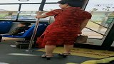 金链外戴，不富也富