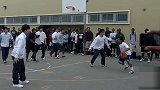 12岁少年不用跳跃 就能直接扣篮 这得多高？