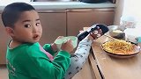 五岁的儿子，吃饭都要这个样子，为娘也是很头疼啊！