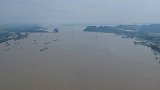 航拍彭泽县长江护城大堤：水位居高不下 造船厂和江心岛被淹没