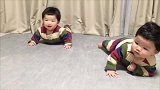 双胞胎宝宝一起学爬，画面把心都萌化了！