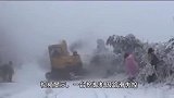景区内挖掘机打滑撞向人群 一游客避让时受伤 当事人：将投诉景区