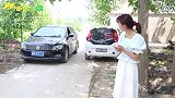 小雪跟小苗说他被朋友骗了，镯子是假的，小苗非要再给小雪买一个