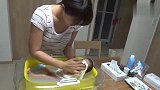 来看看日本育儿保姆怎么给新生儿洗澡,加一条毛巾宝宝不哭不闹！