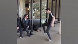 国外牛人在小罗面前秀颠球 这套操作把偶像给看服了