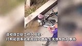 保安不顾幼犬哀嚎持棍打死，学生大喊阻拦，校方：已有3起狗咬人，2人停职调岗