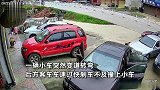 小车突然转弯，被客车猛撞失控旋转，2路人“躺枪”被横扫在地
