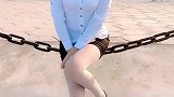 白领小姐姐职业装出街，知性优雅的同时还有些许性感
