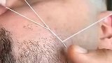用绳子拔胡子，看着都疼
