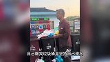 “流浪大师”沈巍街头翻垃圾桶，网友猜测重回流浪生活，本人回应