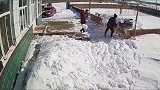 刚清完的院子，瞬间就被暴雪淹没
