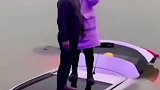 司机避让来车坠入湖中站车顶求救，男子游泳过去安慰陪同，等待救援。安全出行