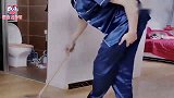 二哈为挨耳光竟然开始拆家，金毛跑进厨房给主人拿来家法，太逗了