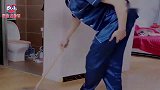 二哈为挨耳光竟然开始拆家，金毛跑进厨房给主人拿来家法，太逗了