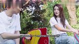 徐璐穿V领荡秋千，不料被风吹开，一旁张铭恩的反应太意外