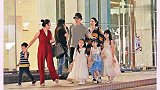 张丹峰洪欣带女儿一同逛街，两人甜蜜对视开心热聊，力破婚变传闻