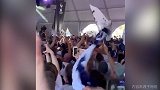 疯狂燥起来就完事了！热刺球迷集体挥旗高歌助威 气势不能落下风