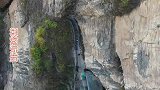 太行山百米悬崖栈道，前来游客都是弯腰猫步通过！