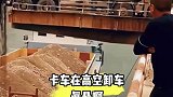 卡车高空卸车，这是真悬啊