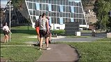 男子穿丁字裤上街，勇气可嘉