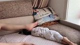 小情人闻了一下爸爸的脚，接下来反应绝了，看完忍住不要笑！