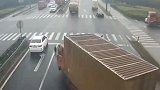 黑色小车虽然抢了灯，但保住了自己的性命