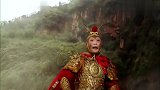 八戒决定进洞救出师父,变成老鼠跑进洞中