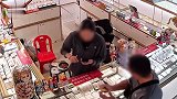 女柜员好心给陌生男子指路，没想到差点被强吻！霸气拔刀吓退男子