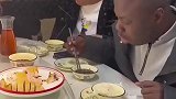 非洲小伙第一次吃中餐，不想让人知道不会用筷子，但很快就暴露了！