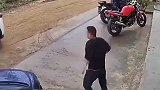 妻子停车时操作不当造成溜车，在危急时刻丈夫上前一把拽出妻子！