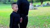 退伍军人带着儿子走正步