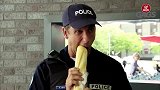 假扮警察故意拿路人的食物吃，路人非常的尴尬