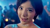 两女孩在酒吧里找人，到处搭讪